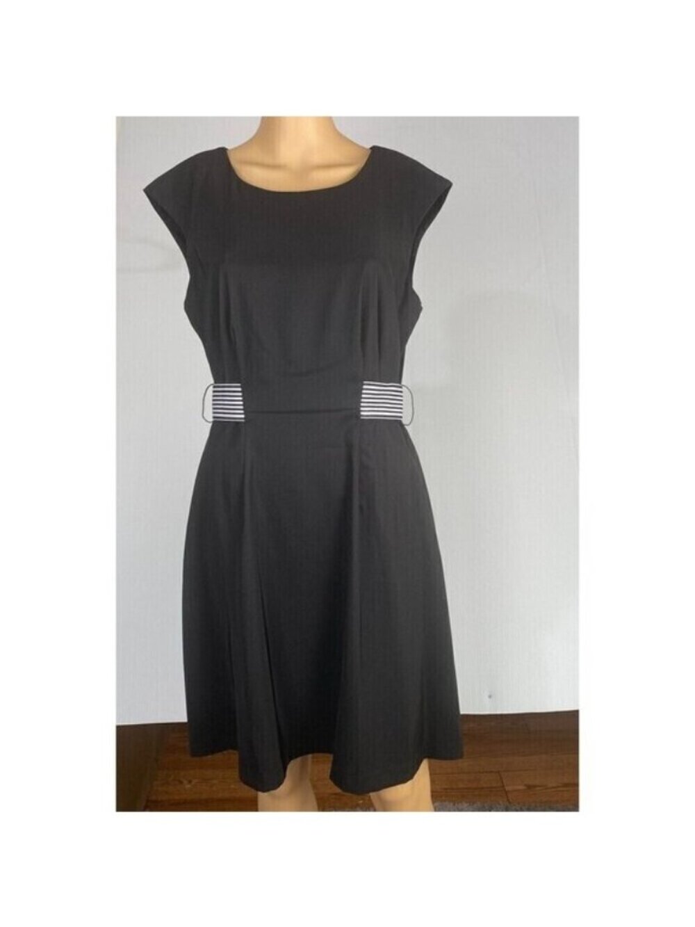 Connected Apparel Women's Black Mini Dress Sleeveless Zipper Size 10 Petite
